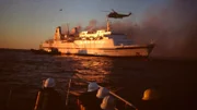 In einer kalten und klaren Osternacht am 6. April 1990 verlässt das Kreuzfahrtschiff Scandinavian Star Oslo und segelt mit 383 Passagieren und 99 Besatzungsmitgliedern in Richtung Frederikshavn.