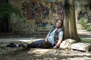 Die Obdachlose Ruth Maroth (Katrin Pollitt) in ihrem Versteck auf einem verlassenen Berliner Gelände.