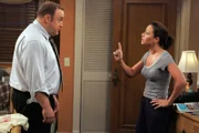 L-R: Doug (Kevin James) and Carrie (Leah Remini)