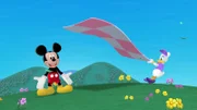 Ganz schön windig - ein Picknick vorzubereiten ist gar nicht so einfach, das merkt auch Daisy (re.). Micky (li.) eilt ihr zur Hilfe.