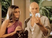 Waehrend seines Landurlaubes auf Risa lernt Captain Picard (Patrick Stewart) Vash (Jennifer Hetrick) kennen...