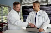 Dr. Moreau (Mike Adler, r.) und Dr. Lindner (Christian Beermann, l.) beraten über einen Patienten.