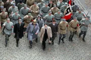 Die Putschisten mit Hitler (Jaroslav Plesl) und Ludendorff (Zdenek Kosata) an der Spitze beim Marsch zur Feldherrnhalle.