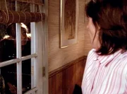 Kitty (Merrin Dungy, l.) bittet Lois (Jane Kaczmarek, r.) mit ihrem Mann zu reden, damit sie noch eine Chance bekommt. Doch Lois weigert sich, dies zu tun ...