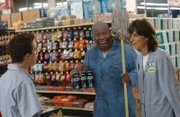 Wegen einer Pappfigur die im Supermarkt aufgestellt ist, kommen sich Malcolm (Fankie Muniz, l.) und Lois (Jane Kaczmarek, r.) in  die Haare ...