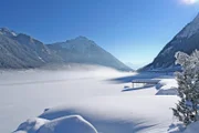 Die einmalige Landschaft an Tirols größtem See spricht für sich: Schneebedeckte Gipfel und eine weiße Glitzerlandschaft, die puren Winterzauber verspricht.