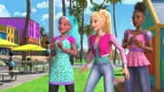 Barbie und Brooklyn entdecken beim Surfen ein einsames Fohlen. Schnell stellen sie fest, dass es sich um kein gewöhnliches Fohlen handelt, sondern um einen Pegasus, den sie Peggy taufen.