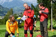 Die Bergretter Markus (Sebastian Ströbel, l.), Michi (Robert Lohr, M.) und Tobi (Markus Brandl, l.) haben erfolgreich ihren Auftrag erfüllt.