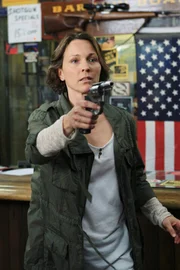 Das BAU-Team wird nach Tampa gerufen, um Shelley Chamberlain (Kelli Williams) zu stellen, die in einem Waffenladen ein Blutbad angerichtet hat ...