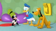 Pluto (re.) und Donald (Mi.)  kümmern sich rührend um den kleinen Goofy (re.), während Professor Primus von Quack die Zeitmaschine repariert.