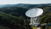 Das 100-Meter Radioteleskop in der Eifel empfängt Strahlen aus der Nähe des  Schwarzen Lochs im Zentrum der Milchstraße.
