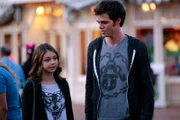 Haley (Sarah Hyland) trifft in Disneyland zufällig auf Dylan (Reid Ewing), der seinen Job auf der Ranch verloren hat und seit kurzem wieder in der Stadt ist.