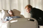 Horatio (David Caruso, re.) hat den angeschossenen Eric (Adam Rodriguez) in Windeseile ins Krankenhaus gebracht und weicht nicht von dessen Seite, während die Ärzte um Erics Leben kämpfen...
