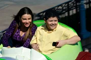 Gloria (Sofia Vergara) und Manny (Rico Rodriguez) haben Spaß im Disneyland.
