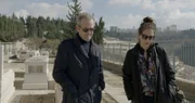 Regisseurin Sharon Ryba-Kahn mit ihrem Vater am Grab ihres Großvaters auf einem Friedhof in Jerusalem.