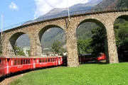 Der Bernina-Express auf dem berühmten Kreiskehr-Viadukt in Brusio.