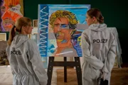 Koko (Birte Hanusrichter, l.) und Charlotte (Cheyenne Pahde, r.) machen sich ihr eigenes Bild bezüglich der vielen Selbstporträts des ermordeten Malers Lupo Marx.