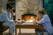 Heidi (Tess Haubrich, re.) und Clara (Michelle Lim Davidson, li.) nehmen sich eine Auszeit im Ferienhaus von Heidis Eltern.