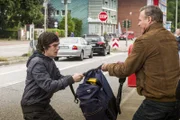 Freddy Eilrich (Oliver Breite, r.) ist sich sicher, dass der Roma-Junge Jal (Robert Alexander Baer, l.) seinen Geldbeutel geklaut hat und versucht, ihn aufzuhalten.