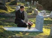 Besucht das Grab seiner Frau: Jan Josniok als Sean