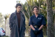 Jess (Kate Elliott, l.) und Denise (Alison Bruce, r.) sind auf der Suche nach Antworten. Die Polizistinnen befragen die alternative Kommune, die sich seit 40 Jahren um Pflegekinder kümmert. Außerdem steht die Maori-Community unter Verdacht.