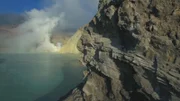 Das schwefelhaltige Wasser des Ijen Kratersees gilt als das größte Säurefass der Erde.