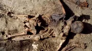 Das komplette Skelett eines römischen Soldaten, Opfer des Vesuv - der beachtlichste Fund in Herculaneum. Wir begeben uns auf Spurensuche und enthüllen die tragischen Details seines Todes. Die Zerstörung von Pompeji 79 nach Christus war gewaltig, doch das ebenfalls durch den Vulkanausbruch zerstörte Herculaneum und die 300 Individuen, die dort erst kürzlich gefunden wurden, schildern die packenden Geschehnisse neu.