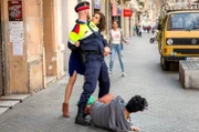 Kommissarin Fina Valent (Anne Schäfer) hindert den Polizisten Bernat (Yoeri de Bruyn), einen illegalen Einwanderer zu misshandeln.