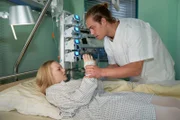 Leo (Julian Bayer) versucht Marie (Judith Neumann) zu beruhigen, die nach der OP aus der Narkose aufwacht und ihre Beine nicht mehr spürt...
+++