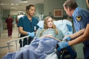 Dr. Topher Zia (Ken Leung, l.) kümmert sich um Taylor (Claire Hinkley), die Tochter von Denny Sawyer (D.B. Sweeney, r.), da diese bei einem Autounfall verletzt wurde. Kann ihr und ihrem Freund geholfen werden?
+++