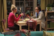 Während Leonard (Johnny Galecki, r.) versucht, seine Begeisterung für "Buffy die Vampirjägerin" auch Penny (Kaley Cuoco, l.) nahezubringen, gerät Sheldon in eine Krise ...