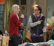 Als es zu einem Streit zwischen Sheldon und Leonard (Johnny Galecki, r.) kommt, müssen sich Penny (Kaley Cuoco, l.) und Amy mit einer Veränderung ihrer Wohnsituation auseinandersetzen ...