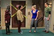 Ein Streit zwischen Sheldon (Jim Parsons, r.) und Leonard (Johnny Galecki, 2.v.l.) schwappt auch auf Penny (Kaley Cuoco, 2.v.r.) und Amy (Mayim Bialik, l.) über ...