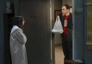Nach alldem, was geschehen ist, möchte sich Sheldon (Jim Parsons, r.) bei Amy (Mayim Bialik, l.) entschuldigen. Doch wird sie dies annehmen?