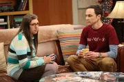 Sheldon (Jim Prasons, r.) und Amy (Mayim Bialik, l.) vermuten, dass Penny ihren Freund Leonard betrügt. Doch werden sie damit Recht behalten?