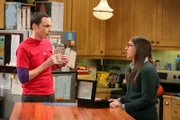 Während Sheldon (Jim Parsons, l.) versucht, sich an Amy (Mayim Bialik, r.) zu rächen, nachdem sie einen seiner Lieblingsfilme für ihn ruiniert hat, erstellen Raj und Stuart ein Online-Dating-Profil ...