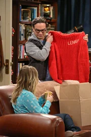 Während Leonard (Johnny Galecki, r.) von Sheldon wegen eines Fehlers aus der Vergangenheit bestraft wird, wäscht Penny (Kaley Cuoco, l.) Rajs Ex-Flamme Lucy den Kopf ...