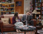Während sich Amy (Mayim Bialik, l.) auf das Thanksgiving-Dinner bei Howard freut, ist Sheldon (Jim Parsons, r.) total genervt ...