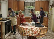 Auf Bernadette (Melissa Rauch, 2.v.l.), Howard (Simon Helberg, r.), Amy (Mayim Bialik, 2.v.r.) und Raj (Kunal Nayyar, l.) wartet ein ganz besonderes Thanksgiving-Essen ...