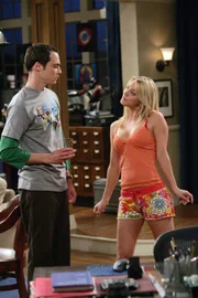 Sheldon Cooper (Jim Parsons, l.); Penny (Kaley Cuoco, r.)