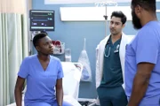 (v.l.n.r.) Dr. Mina Okafor (Shaunette Renée Wilson); Dr. Devon Pravesh (Manish Dayal); AJ Austin (Malcom-Jamal Warner)