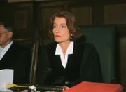 Ana Fonell als Richterin Schwarzkopf