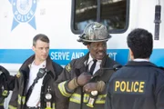 Chicago Fire Staffel 8 Folge 7 Die Polizei übernimmt die Führung: Jesse Spencer als Matthew Casey, Eamonn Walker als Chief Wallace Boden  Copyright: SRF/2019 NBC Universal