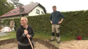Für die Wochenend-Aktivitäten der vierköpfigen Familie haben sich Annika und Kevin ein sanierungsbedürftiges Gartenhäuschen außerhalb von Berlin gekauft.