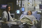 Nach und nach nähert sich Alex (Justin Chambers, l.) wieder seinem Vater Jimmy (James Remar, r.) an, der im Krankenhaus liegt ...