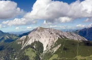 Gebirgsgruppe Rätikon im Dreiländereck: Inmitten der steilen Kulisse der Alpen, eingeklemmt zwischen Österreich und der Schweiz, liegt der Zwergstaat Liechtenstein.