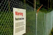 Warnschild an einem Zaun um das Redstone Arsenal