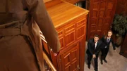 Brennan (Emily Deschanel) und Booth (David Boreanaz) haben sich Zutritt zum Haus des Kongressabgeorneten Palter verschafft, doch sie kommen offenbar zu spät...