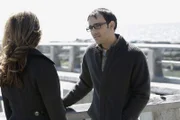 Justin Yates (Omid Abtahi, r.) erzählt Melinda (Jennifer Love Hewitt, l.) von einem Segelboot- Unfall, bei dem er seine damalige Freundin im Stich gelassen hat ...
