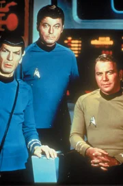 Mr. Spock (Leonard Nimoy, l.), Schiffsarzt Dr. McCoy (DeForest Kelley, M.) und Captain Kirk (William Shatner, r.) haben alles im Griff.